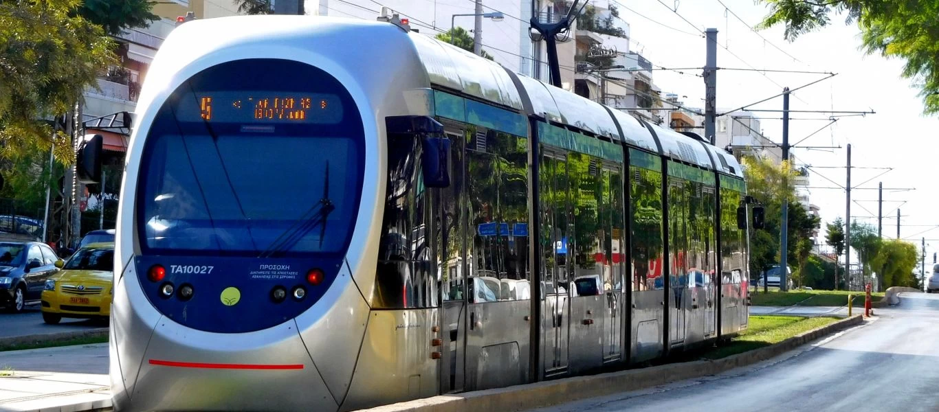 Αυτοκίνητο «καρφώθηκε» στις γραμμές του Τραμ στο κέντρο της Αθήνας